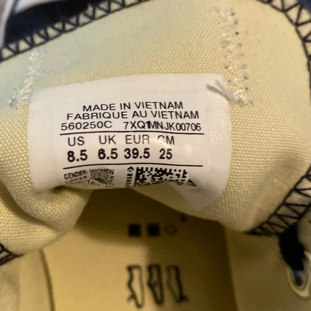 Ladies CONVERSE Platforms NWB size 8.5 - Picture 2 of 7